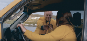 PuNKgl6yY2LA seks spurningar ein gulur bilur
